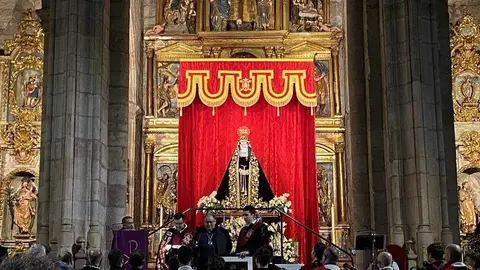 La Tuna Universitaria canta a la Virgen de la Soledad (9)