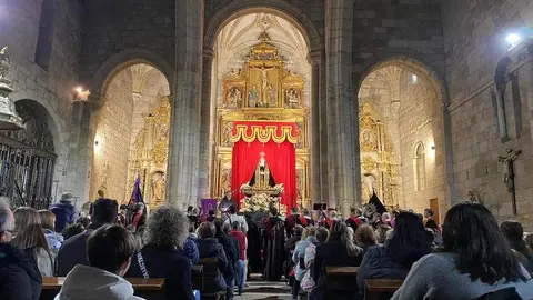 La Tuna Universitaria canta a la Virgen de la Soledad (10)