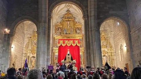 La Tuna Universitaria canta a la Virgen de la Soledad (11)