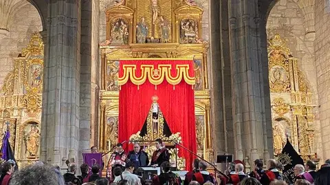 La Tuna Universitaria canta a la Virgen de la Soledad (12)