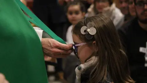 Imposición de medallas y entrega de varas a los nuevos cofrades y damas de La Esperanza (2)