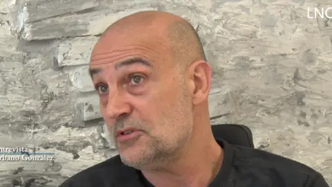 Urbano González durante la entrevista en la redacción de La Nueva Crónica