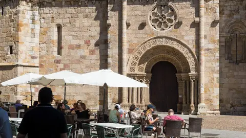 Paseantes y turistas frente a la iglesia de San Juan. Fotografía: @ZamoraSpain