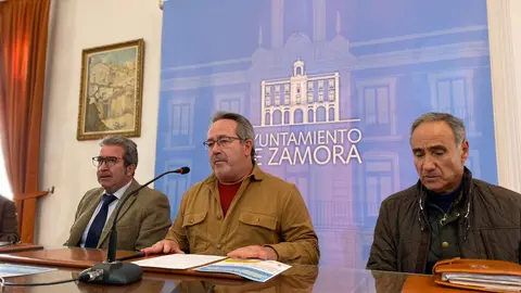 El alcalde Francisco Guarido junto a José María Esbec, presidente de CEOE-Cepyme y Marcial Roncero, presidente Asociación de Industriales del Polígono de La Hiniesta