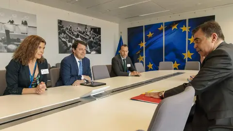 Alfonso Fernández Mañueco y Clara San Damián durante la reunión con la Comisión Europea