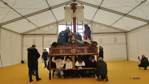 Traslado pasos Santo Entierro a la carpa