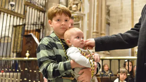 Imposición de medallas nuevos hermanos Santo Entierro