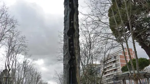 Monolito en la plaza de La Marina_2