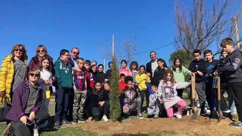 Escolares de Moraleja con el diputado de Agricultura