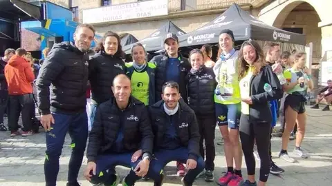 Cristina Vaquero junto a sus compañeros del CD Corre-Adarsa