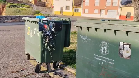 Uno de los contenedores quemados en Toro