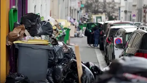 Huelga en basuras en París por la reforma de la ley de las pensiones
