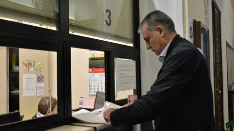 Manuel Miguel de Lera en el registro de entrega de las firmas contra el parking de La Vaguada