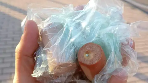 Salchichas con alfileres localizadas en las inmediaciones al parque de Las Viñas