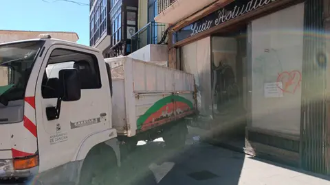 Camión de recogida de basuras cruzado en la calle Renova. Imagen cedida a Zamora News