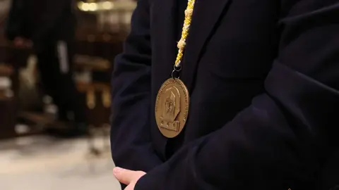 Imposición medallas nuevos hermanos de Luz y Vida_2