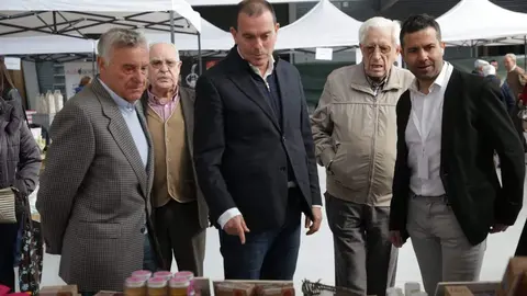El presidente de la Diputación, Francisco Requejo, recorre junto a varios jubilados los stands locales en IFEZA