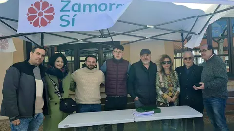 El candidato a la Alcaldía de Coreses por Zamora Sí, Sergio Correa Ratón, en el centro, junto a miembros de Zamora Sí en la carpa informativa