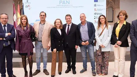 Nadia Calviño y Emiliano García Paje junto a otros participantes en el acto - La Moncloa