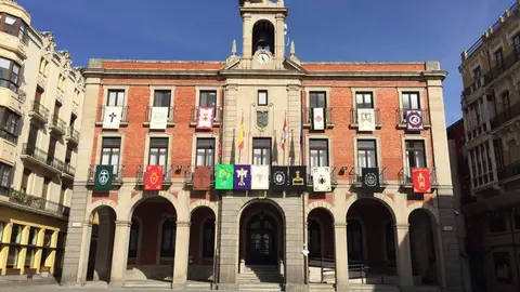 Los reposteros ya adornan la fachada del Ayuntamiento de Zamora