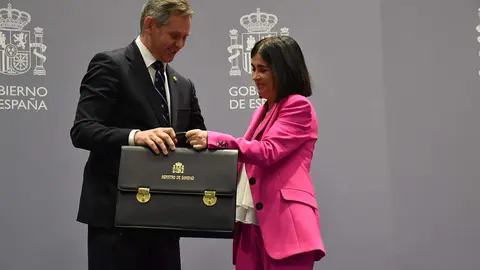 José Manuel Miñones recibe de manos de su antecesora, Carolina Darias, la cartera ministerial como titular de Sanidad del Gobierno de España