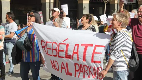 Los vecinos de La Vaguada protestan ante el Ayuntamiento_9