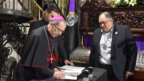 El obispo firma el decreto de coronación canónica de La Soledad