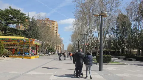 Zamoranos paseando por el parque de La Marina