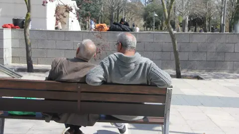 Pensionistas descansando en el parque de La Marina (1)