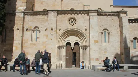 Pensionistas descansando ante la Iglesia Santiago del Burgo