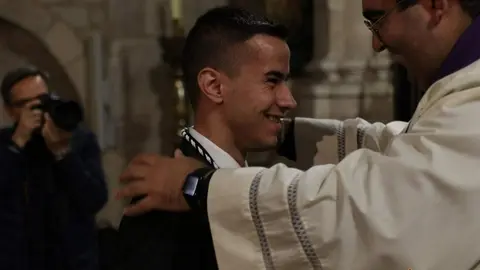 Entrega del medallón a un nuevo hermano