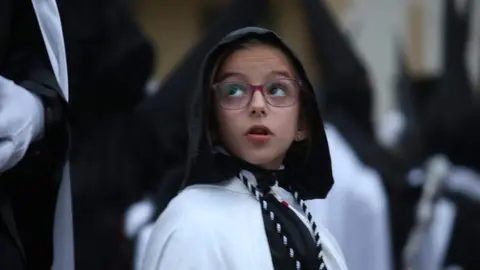 La Tercera Caída sale de San Lázaro ara homenajear a sus fallecidos_6