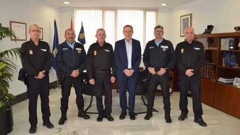 Agentes de la Policía portuguesa y la Policía Nacional junto al subdelegado del Gobierno en Zamora, Ángel Blanco