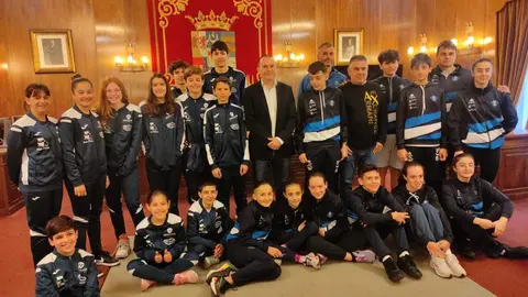 Foto de 'familia' de los dos clubes y Requejo