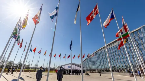 La bandera de Finlandia ondea en la sede de la OTAN. Fotografía: NATO Parliamentary Assembly / Assemblée parlementaire de l'OTAN