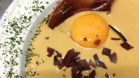 Crema de boletus con cecina de Vaca y yema de huevo. Fotografía: Restaurante Hermanos Matellán