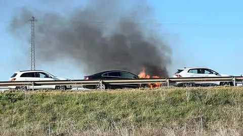 Incendio de un vehículo averiado