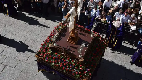El paso de la Cruz ya sin uno de los cristales
