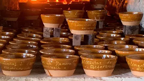 Cazuelas realizadas para el proyecto sopas de ajo solidarias. Fotografía: Alfarería La Fábrica de Pereruela
