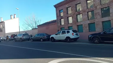 Vehículos aparcados en la acera