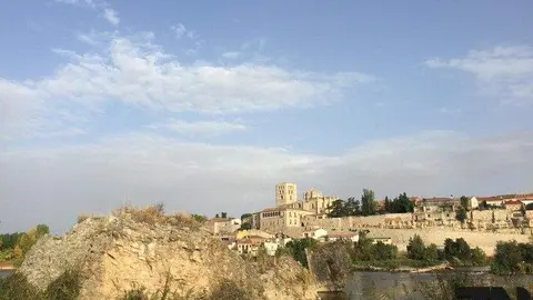 cielo parcialmente nublado