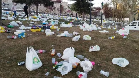  Restos de basura en San Martín tras el botellón (1)