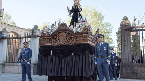 El Ejército del Aire y del Espacio escoltando a La Magdalena. Fotografía de archivo de la Real Cofradía del Santo Entierro