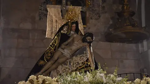 Nuestra Madres de las Angustias desfila en la noche del Viernes Santo_42