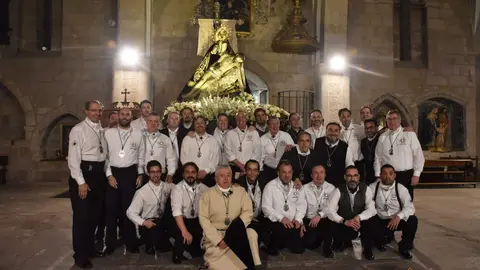Nuestra Madres de las Angustias desfila en la noche del Viernes Santo_36