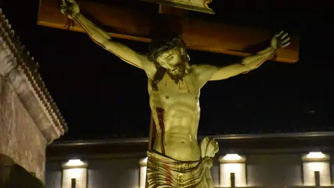 Nuestra Madres de las Angustias desfila en la noche del Viernes Santo_17