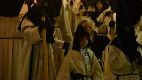 Nuestra Madres de las Angustias desfila en la noche del Viernes Santo_14
