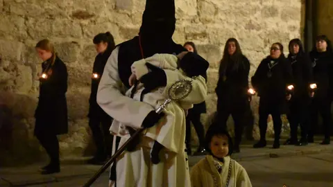 Nuestra Madres de las Angustias desfila en la noche del Viernes Santo_10