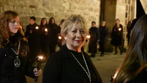 Nuestra Madres de las Angustias desfila en la noche del Viernes Santo_8