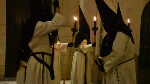 Nuestra Madres de las Angustias desfila en la noche del Viernes Santo_2